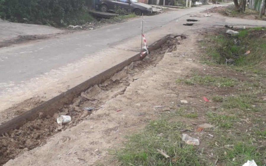 Vecinos de Los Hornos reclamaron por el estado del cordón de una calle ”porque se llena de barro cuando llueve”
