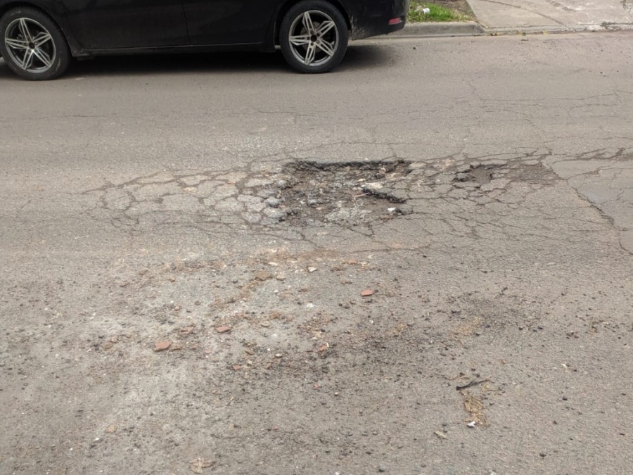 Vecinos de Los Hornos reclaman por un bache que complica la circulación
