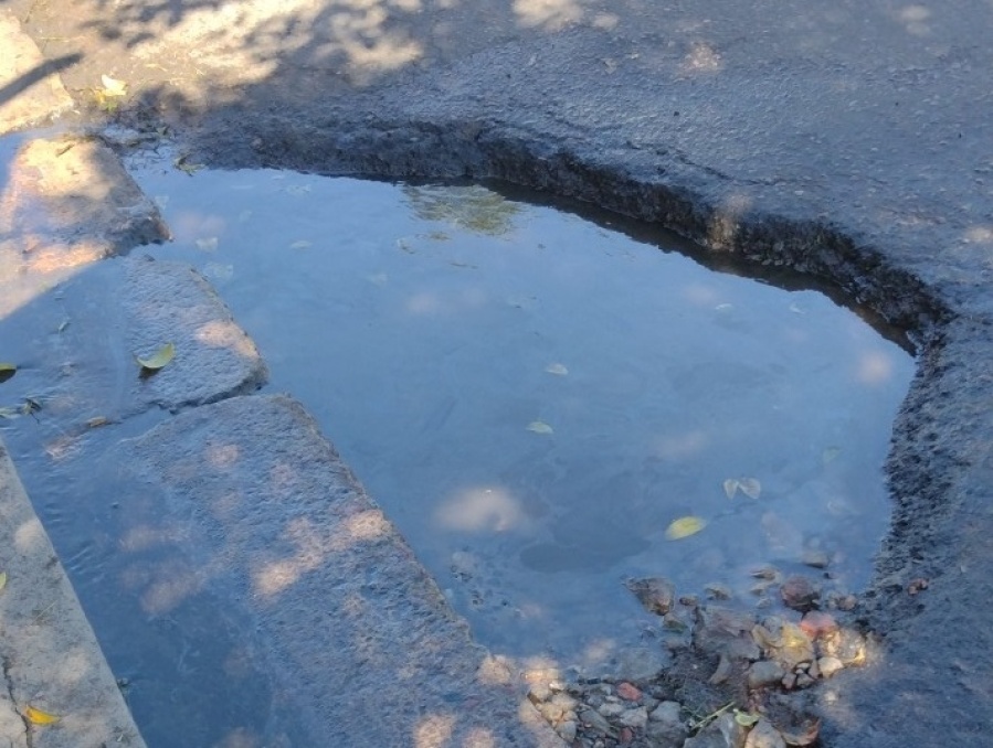 Por un cráter en 60 y 135 los chicos llegan salpicados a la escuela: ”Pido que se solucione a la brevedad”