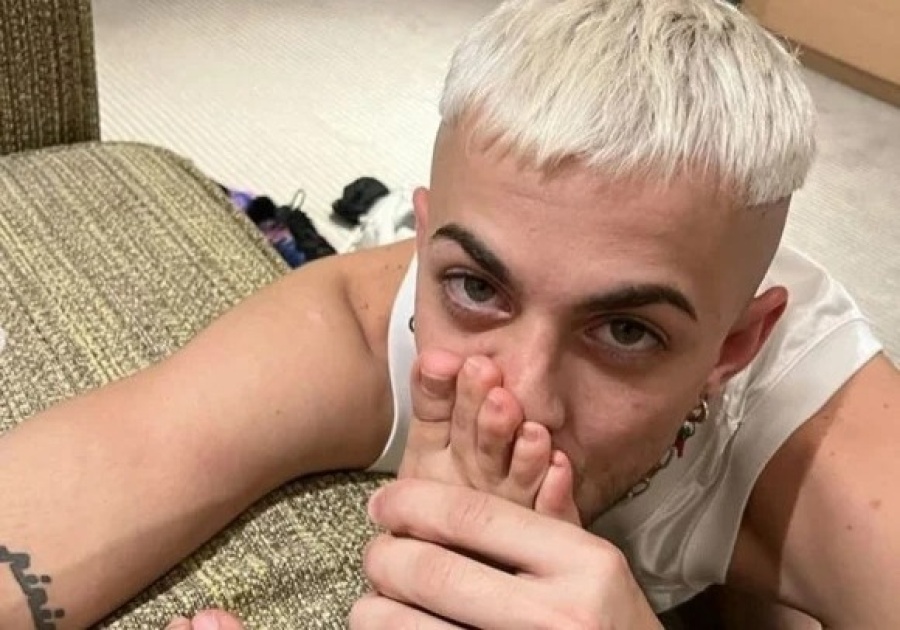 J Rei le dio un besito en el pie a María Becerra: ”Deseo todos los días despertarme a tu lado”