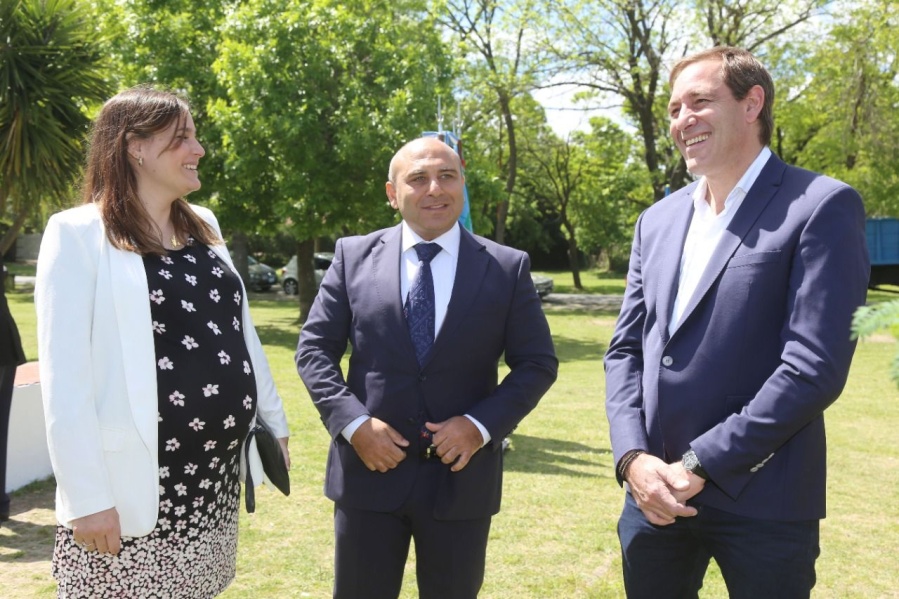 Plantaron 100 nuevos árboles donados por la Embajada de Azerbaiyán en la plaza Almafuerte de Gonnet