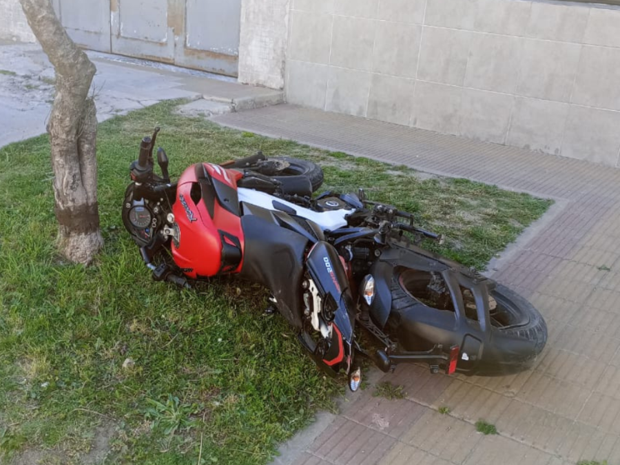 Circulaba en una moto robada, chocó en Berisso y cuando llegó la policía se dieron cuenta de la situación