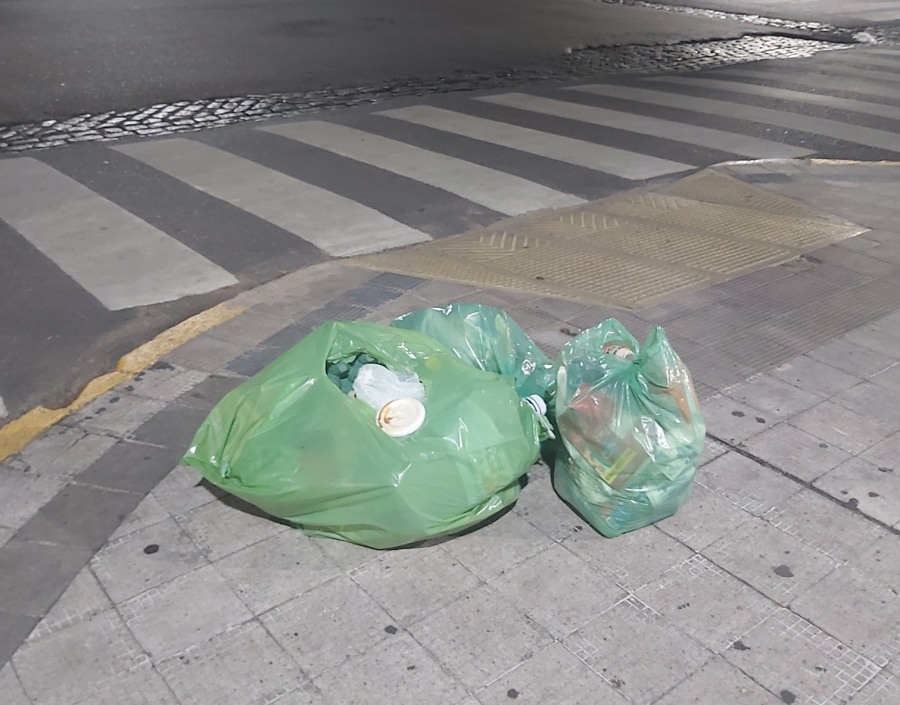 En 13 y 57 se quejaron de que nadie levanta las bolsas verdes: “La gente hace la separación al pedo”