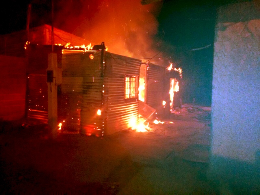 Un hombre sufrió quemaduras tras el incendio de una casilla en La Plata