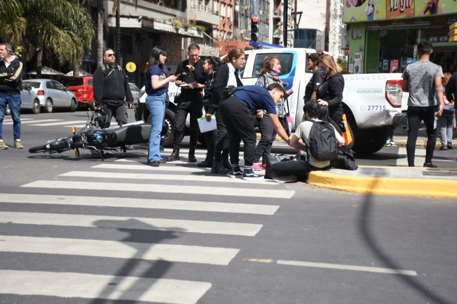 Atropellaron a una joven mientras cruzaba por 7 y 48, y aseguran que “voló cuatro metros”