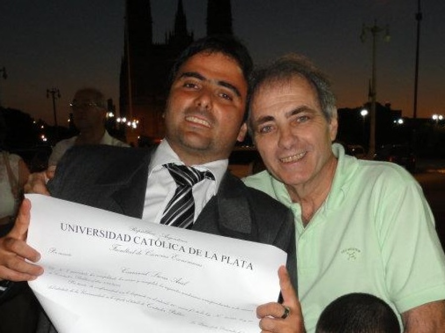 Es Contador, su mamá era Secretaria de Borges y hoy dicen que es el ”rey del pan dulce” de Ensenada: ”Son muchas horas”