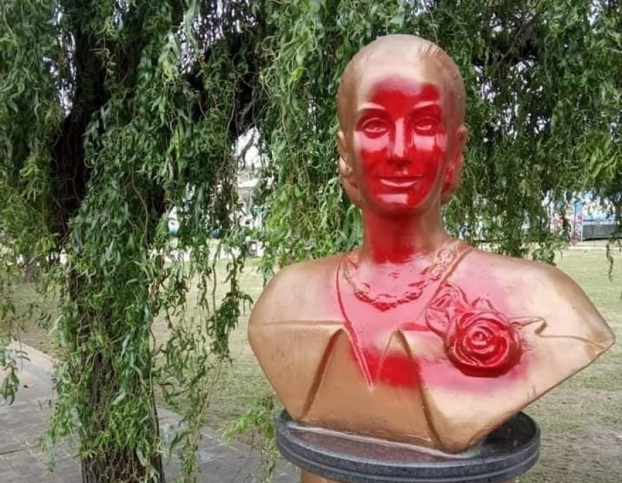 Vandalizaron las placas y bustos que homenajean a Evita y Perón en pleno centro de Berisso