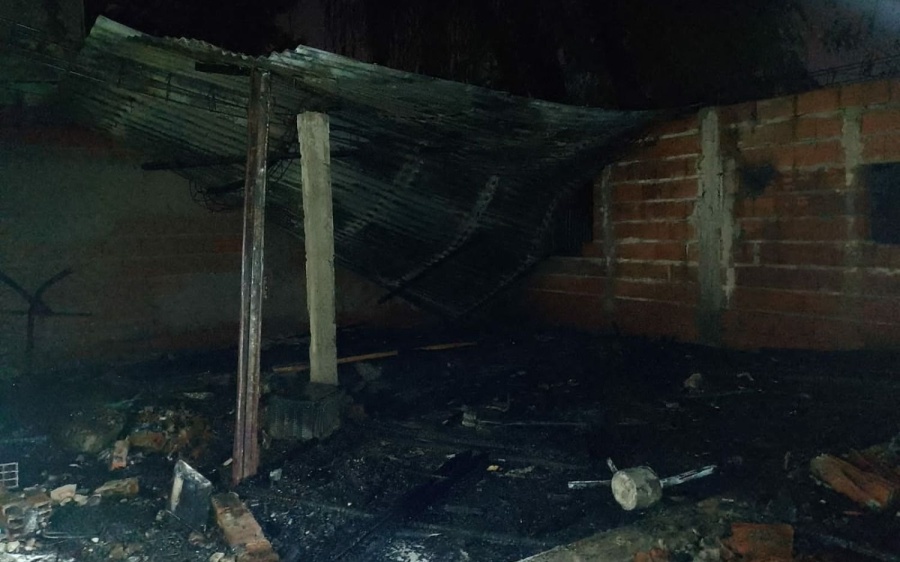 Milagro en Ensenada: golpeó a su mamá, la encerró, prendió fuego la casa y la salvaron los vecinos