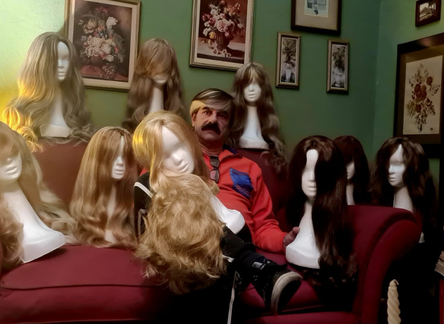 Es “el rey de las pelucas” de La Plata, fue de casualidad y le cambió la vida: ”Cuando se la llevan puesta es el nirvana”