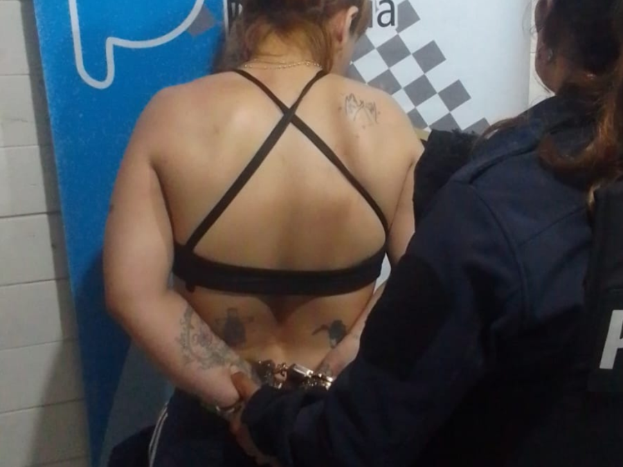 Una trabajadora sexual fue detenida luego de intentar escapar de la policía en el límite entre La Plata y Berisso