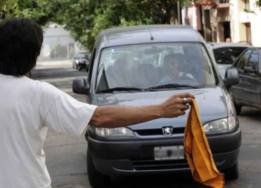 Una vecina denunció ”amenazas” y ”atropellos” de trapitos en la zona de 4 y 50