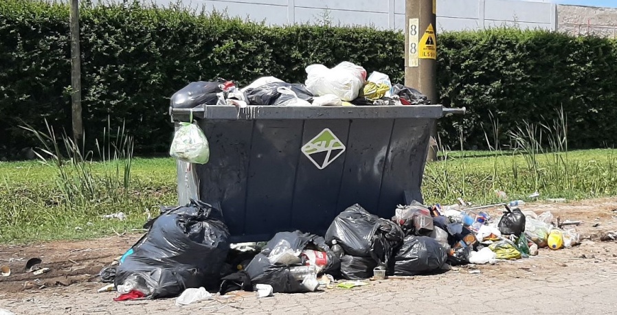 Vecinos de Los Hornos reclaman por los contenedores que explotan de basura