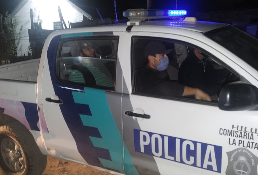 Le disparó a un hombre mientras tomaba una cerveza en Melchor Romero y lo detuvieron