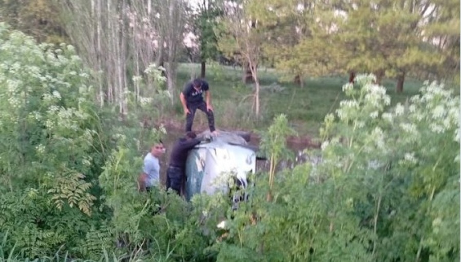 Agentes del Servicio Penitenciario bonaerense rescataron a una familia que volcó con su auto en La Plata