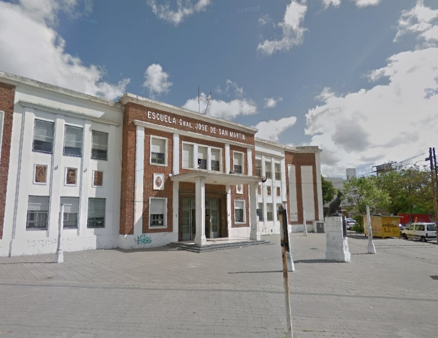 Padres de la Escuela de Diagonal 73 y 22 denunciaron que sus hijos salen descompuestos por la falta de agua y ventiladores