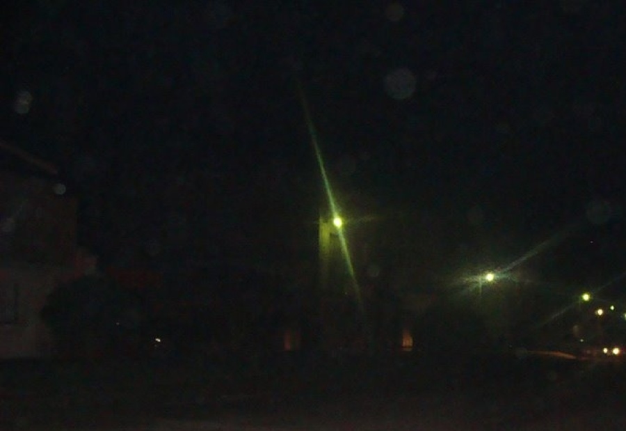 ”Esto es un peligro y estamos a oscuras”: en Tolosa piden por el arreglo de las luminarias en las calles