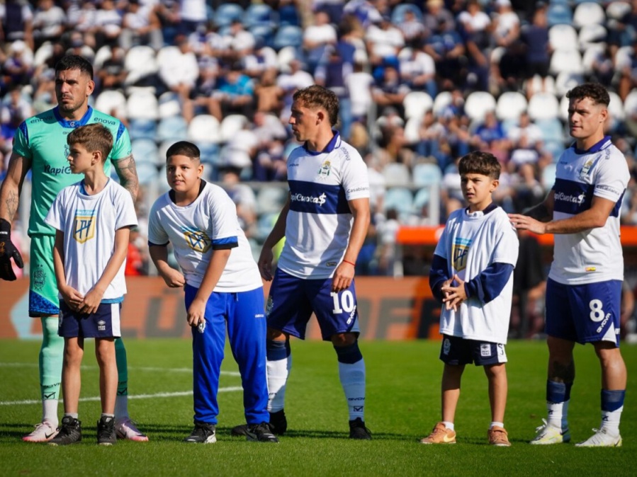 ¿Cuáles son los primeros tres técnicos que buscó Gimnasia y qué respuesta recibieron?