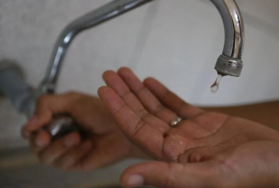 ”Hace 48 horas que no sale una gota”: vecinos reclaman por falta de agua en la zona de 72 y 153