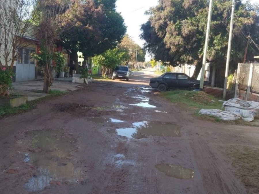 Vecinos de la calle 144bis entre 57y58 reclaman por bacheo
