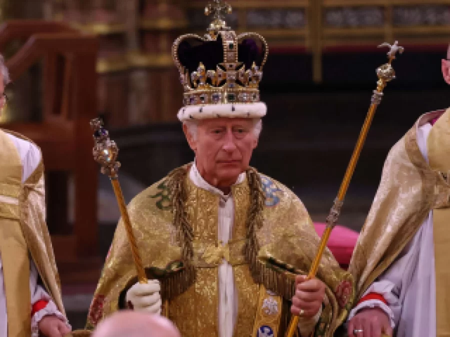 Carlos III y su esposa Camila fueron coronados como reyes en medio de una masiva y lujosa gala