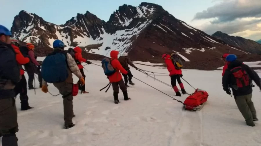 El dramático rescate del cuerpo del turista brasileño que murió aplastado en una cueva de Ushuaia
