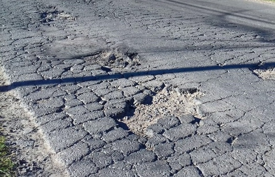 En Los Hornos exigen que reparen una calle que está llena de pozos