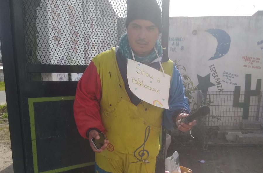 Es fanático de Piñón Fijo, nadie lo vio sacarse el traje en La Plata y una joven se convirtió en heroína: ”Es Lihuel Fijo”