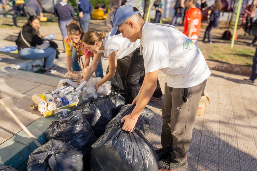 Crearon una plaza ecológica en Villa Elvira con una compostera colectiva y puntos de reciclaje