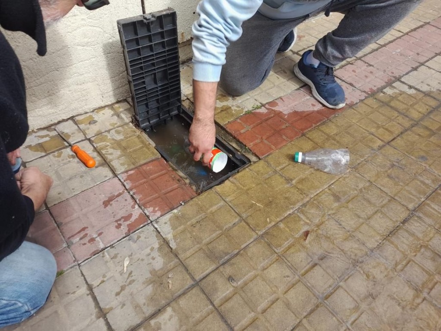 Vecinos de Parque Castelli denuncian que por una pérdida, no tienen agua adentro de sus casas