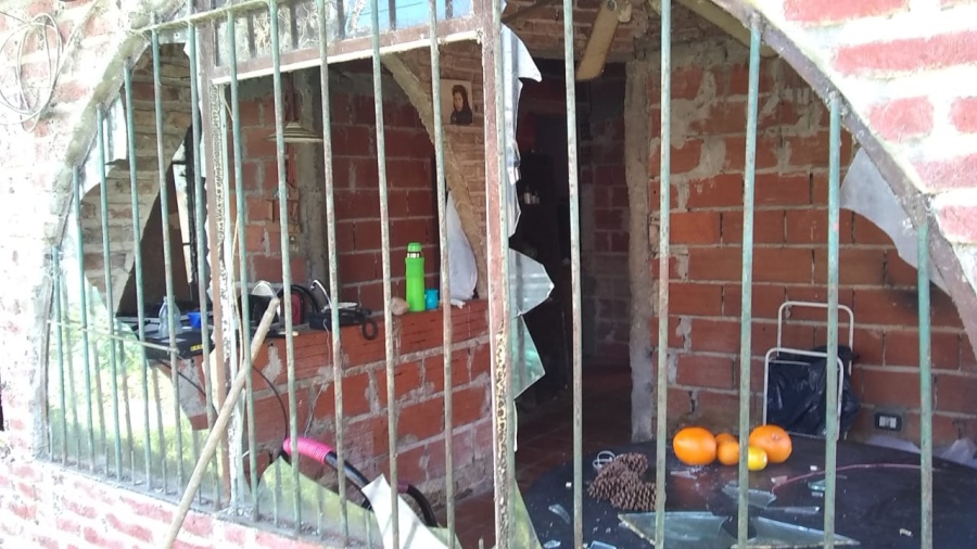 Vivir con miedo: una jubilada de Villa Elisa no para de llorar por los reiterados ataques a su casa