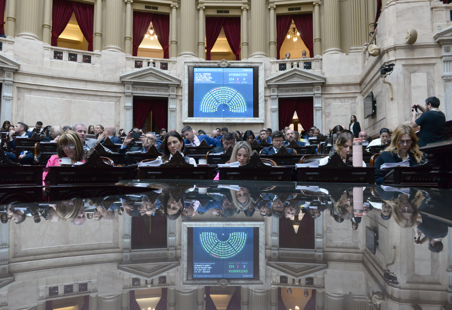 Teatros demolidos, reuniones, publicidad turística y “Padrinazgo Presidencial”: las leyes que quiere eliminar el Gobierno