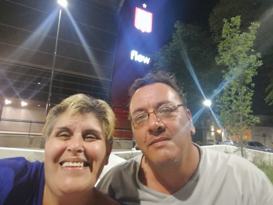 Cenan con un cráneo y sueñan con un cerebro: la pareja de platenses que con 50 años estudian juntos en Medicina