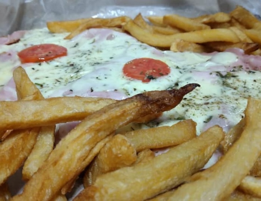 “La milanesa en bicicleta” de La Plata: fue remisero 20 años, ahora hace napolitanas gigantescas y se repuso de dos incendios