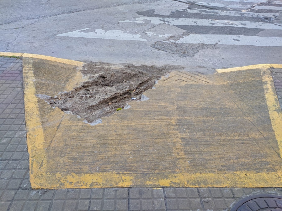 Bronca por el mal estado de rampas cerca de Plaza Azcuénaga en La Plata
