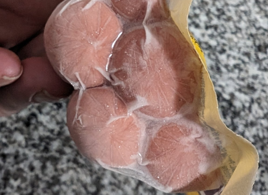 Compró un paquete de 6 salchichas y antes de abrirla descubrió un bizarro ”error”: ”Vienissima devolvémela”