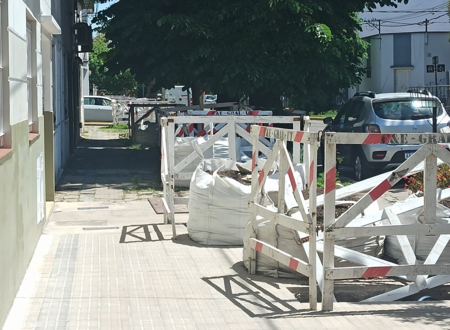 En 11 y 69 reclamaron por las ”veredas abiertas” que llevan 3 meses sin novedades