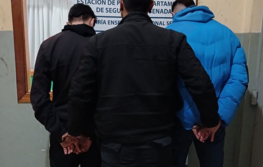 Dos jóvenes de 15 y 21 años fueron detenidos en La Plata por robar una garrafa