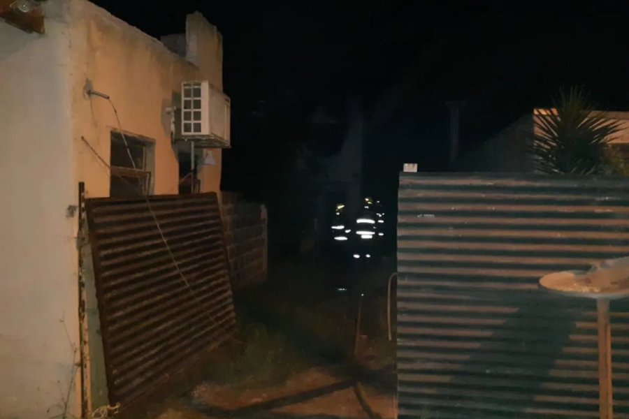 Una mujer terminó internada luego que se incendiara por completo su vivienda en La Plata