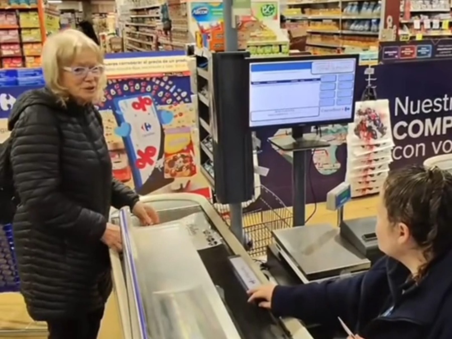 Un tik toker fue al supermercado y pagó de una forma inesperada que llamó la atención de la cajera