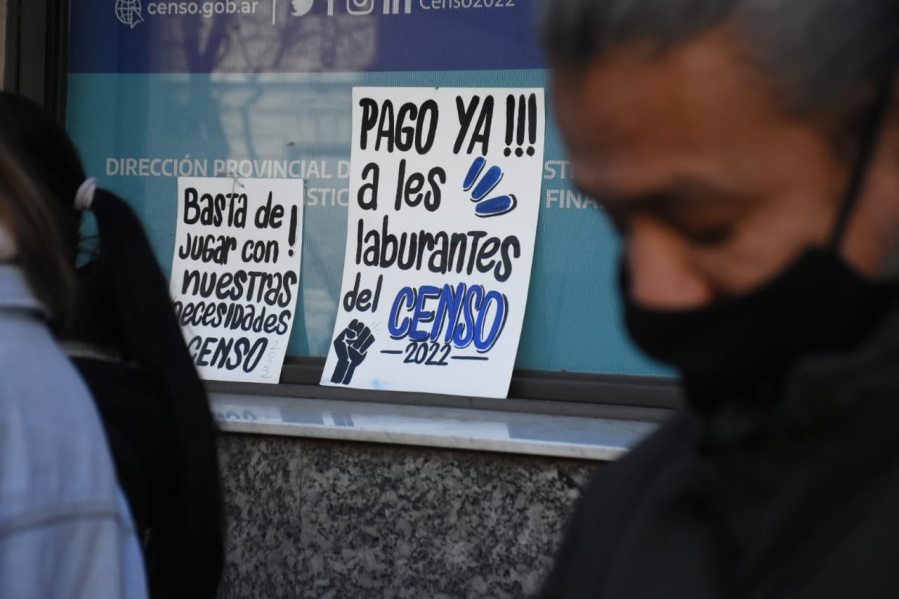 Censistas autoconvocados protestaron frente a la Dirección General de Estadística en La Plata