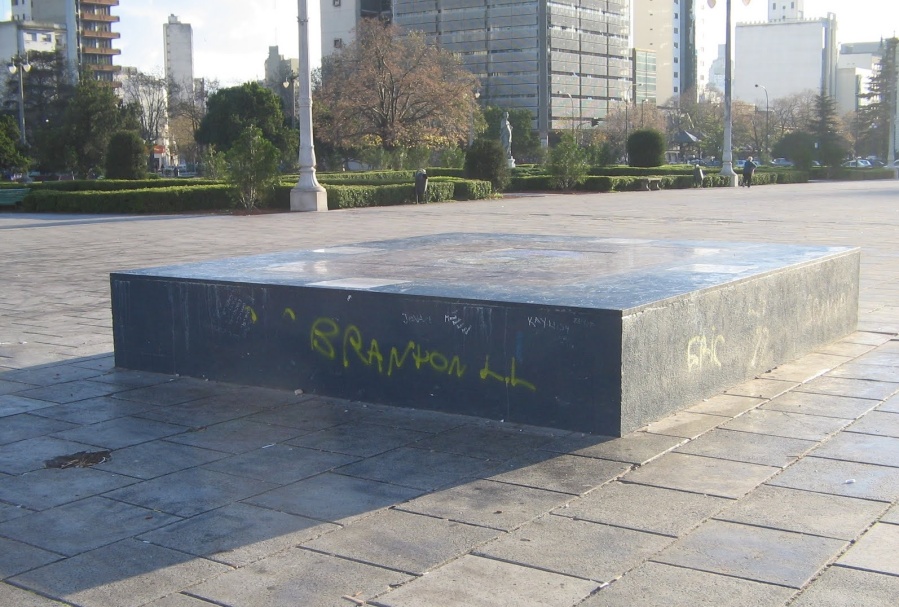 Detuvieron a dos jóvenes que estaban vandalizando la piedra fundacional en Plaza Moreno
