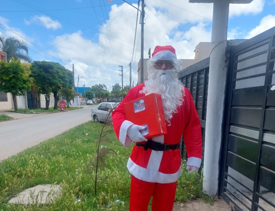 Fue el rey de los pochoclos en La Plata, labura en el Hospital de Niños y ahora se transforma en Papá Noel: ”Es único”