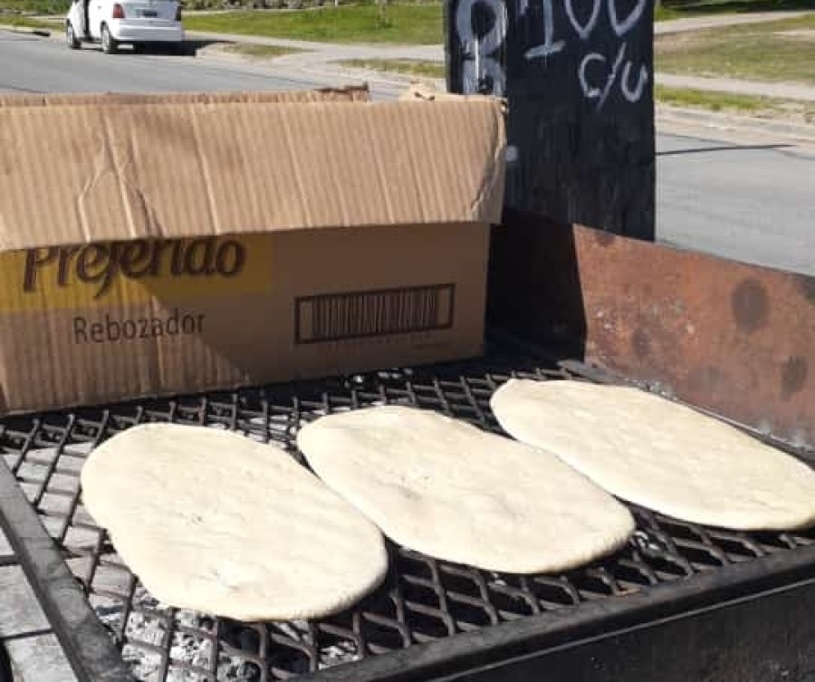 Sacó su parrilla a la calle en Berisso y le pudo pagar la fiesta de 15 a su hija: ”Mis suegros son de Tucumán y me guiaron”