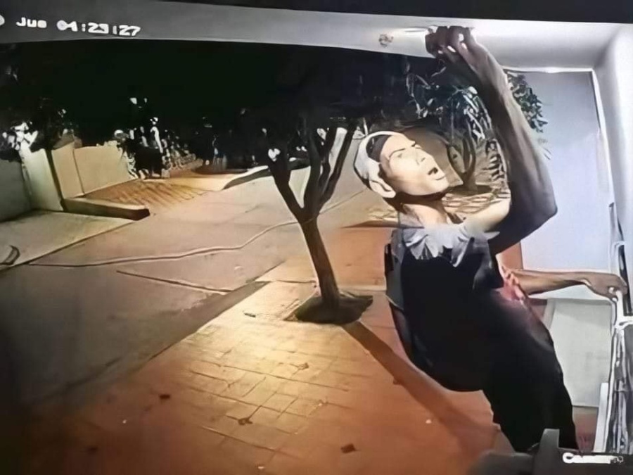 ”Las ganas de salir adelante”: Lo filmaron robando lamparitas y lo tomaron para el chiste