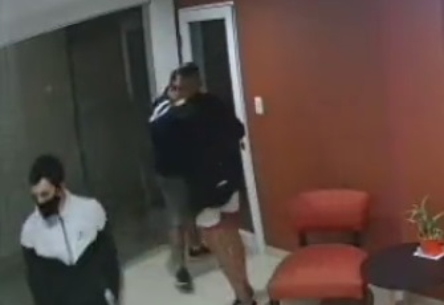 Fueron filmados forzando la entrada de un edificio platense, revisaron el hall y se fueron con las manos vacías