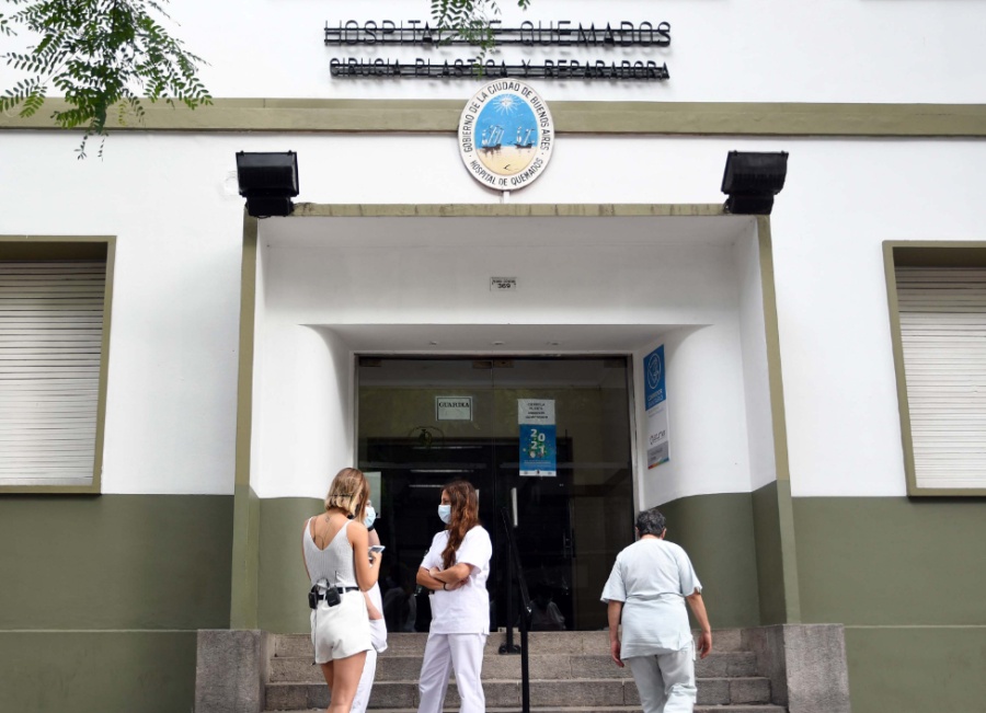 Un bebé pelea por su vida porque su papá quiso prender el fuego del asado con combustible