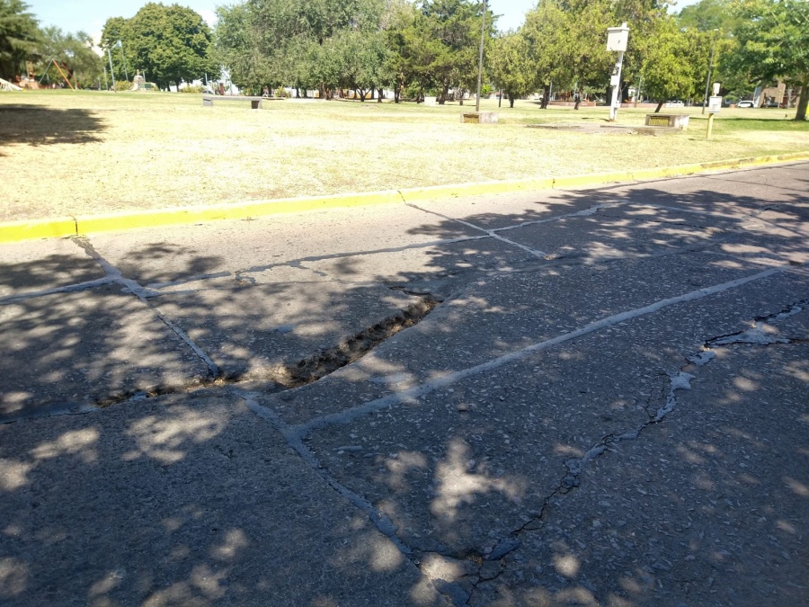 ”Es un cráter”: Malestar entre los vecinos de plaza Güemes por el estado de las calles