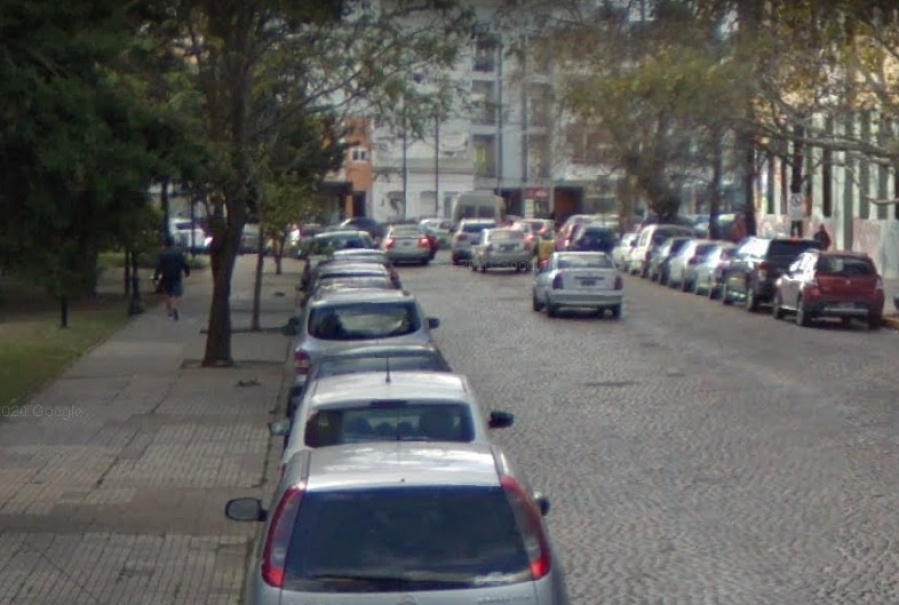 En 13 y 60 se quejaron de los autos estacionados ”en ambos lados”
