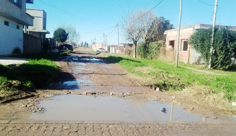 Vecinos de Romero reclamaron para que asfalten las calles: ”Hay que ensuciarse los pies”
