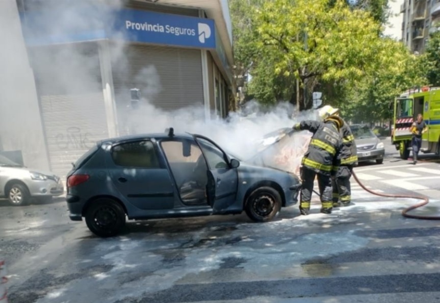Fuego en el centro platense: un auto se incendió y asustó a los vecinos